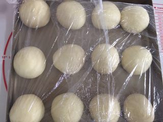 8、奥利奥牛奶卷,轻微排气后开始分割滚圆后开始松弛