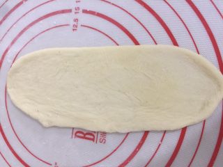 9、奥利奥牛奶卷,松弛好后取出一个面团擀成牛舌状，我图上是横着拍的