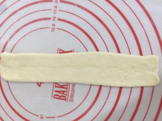 10、奥利奥牛奶卷,两边各往中间折叠捏紧收口继续擀长