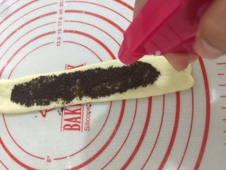 12、奥利奥牛奶卷,用喷壶稍微喷点水在饼干上，不然后期发酵容易吸收面团水分影响发酵的