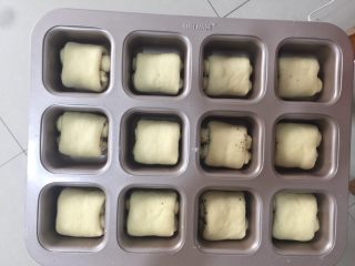 13、奥利奥牛奶卷,然后先从上边自上而下卷起到中间停，再从下边往上卷到中间就可以了，依次卷好放入烤盘开始二发