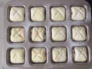 14、奥利奥牛奶卷,发酵好面团取出表面筛上高粉，用割包刀割出斜的十字架送进预热好的烤箱，温度180度20分钟，中途上色加盖锡纸