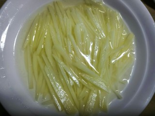 2、#圆土豆#香拌土豆丝,然后用冷水泡一会，把淀粉泡出来，也可以防止土豆氧化变色