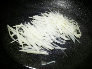 3、#圆土豆#香拌土豆丝,然后锅里面烧开水，把土豆焯熟捞起来控水备用