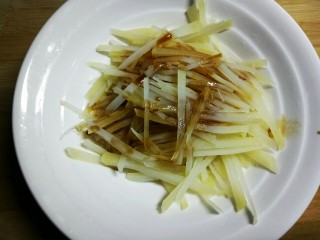 4、#圆土豆#香拌土豆丝,加入生抽少量，其实生抽是有一点点盐味的