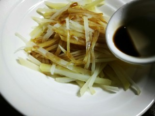 5、#圆土豆#香拌土豆丝,在加一点点陈醋，有一点点酸味才好吃呢