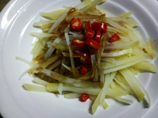 6、#圆土豆#香拌土豆丝,加入小米辣圈，这里只放了一点点，不多！