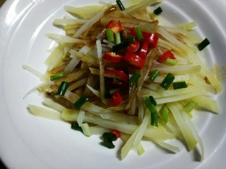 7、#圆土豆#香拌土豆丝,加入一点点香葱，和细盐