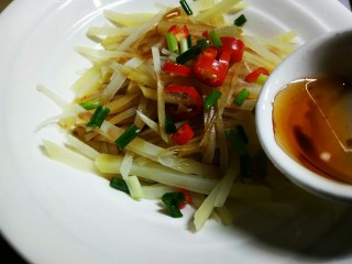 8、#圆土豆#香拌土豆丝,香油很重要，大概半勺左右的量，纯正的芝麻香油！