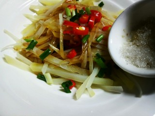 9、#圆土豆#香拌土豆丝,在放一点白糖，别弄多了，主要就是想中和一下味道。