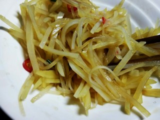 11、#圆土豆#香拌土豆丝,用筷子拌一下，然后放冰箱冷藏或者室内入味半小时就可以吃了！