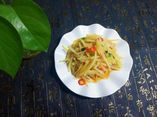 12、#圆土豆#香拌土豆丝,这个也是属于快手菜，特别方便简洁，慢慢在厨房可以做饭是一种幸福！谢谢支持！