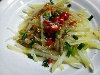 10、#圆土豆#香拌土豆丝,最后在放入一点点鸡精，提提鲜味！