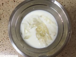 1、彩虹慕斯蛋糕,吉利丁片用冰水或冰牛奶泡软。