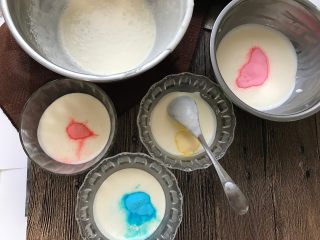 5、彩虹慕斯蛋糕,搅好的慕斯糊分成几份加入喜欢的色粉或色素（想要几种颜色就分几份），分量依次递减（100克、80克、60克、40克、20克）。
