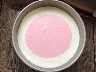 6、彩虹慕斯蛋糕,大分量的慕斯糊倒入底部，再在中心部位倒入第二大分量的慕斯糊，自然散开。