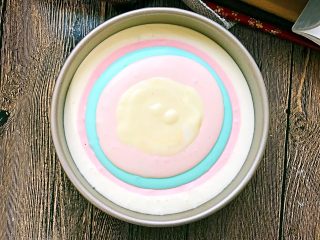 7、彩虹慕斯蛋糕,依次倒入其他颜色的慕斯糊。