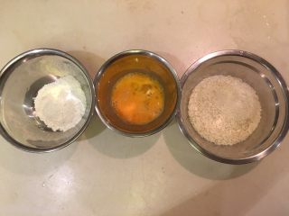 3、起司猪排,面粉/蛋/面包粉,分别找分量装好