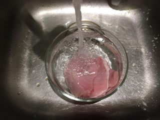4、起司猪排,猪里脊肉片洗净沥干