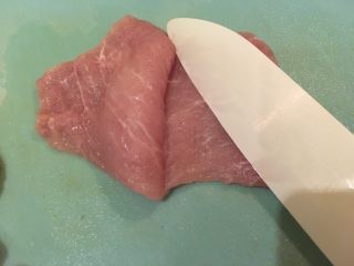 5、起司猪排,猪里脊肉平放,从中间横切一刀,切到底不要断。
