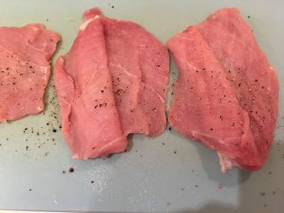 8、起司猪排,上面、下面、中间,都要盐黑胡椒哦!