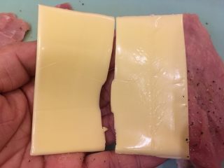 9、起司猪排,起司片撕去外包装,折半。