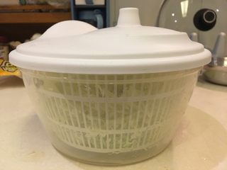 16、起司猪排,利用甩水器把水分充分甩干