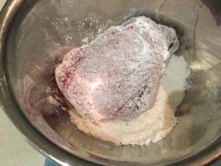 19、起司猪排,取肉片沾面粉