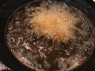 22、起司猪排,下油锅!大火热锅、中火油炸、猛火出油,炸到金黄捞起