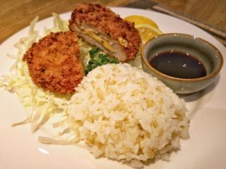 24、起司猪排,摆盘!冰镇好的卷心菜丝垫底,柠檬角充当沙拉酱,胚芽饭填上,猪排对半切开!喜欢沾什么酱就沾什么酱!开饭!