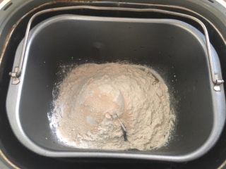 1、蓝莓夹心网纹面包,除去黄油和蓝莓酱以外,按照先液体后粉的顺序放入面包桶,和面一个程序,我的是土鸡蛋,一个三十八九克左右,根据自己鸡蛋的大小调整一下面粉的用量