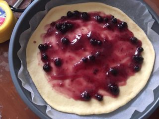 7、蓝莓夹心网纹面包,抹上蓝莓酱,多少随便,根据自己的口味,周边不要抹