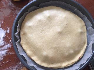 8、蓝莓夹心网纹面包,再擀第二个皮,放在模具里,大小一定要达到模具的大小,抹上蓝莓酱,再擀第三片面片,盖在最上面,周边压紧