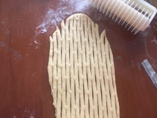 10、蓝莓夹心网纹面包,压上网纹