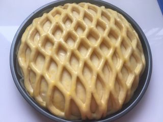 12、蓝莓夹心网纹面包,发酵好了以后,拿出来刷全蛋液,放入烤箱140度25分钟,上色满意后要盖锡纸