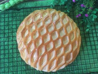 13、蓝莓夹心网纹面包,出炉,晾凉,开吃