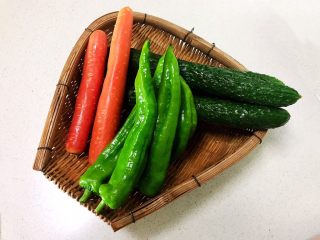 1、＃爽口凉菜＃炝拌时蔬小菜,准备食材：黄瓜，胡萝卜，尖椒