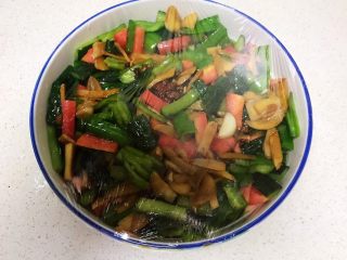 24、＃爽口凉菜＃炝拌时蔬小菜,盖上保鲜膜，放入冰箱冷藏3个小时左右