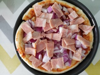 9、自制披萨,再铺上培根