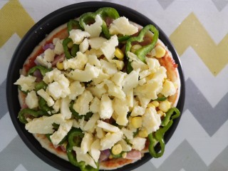 12、自制披萨,撒上芝士碎