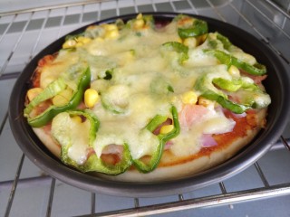 14、自制披萨,烤好的披萨，芝士都融化在上面