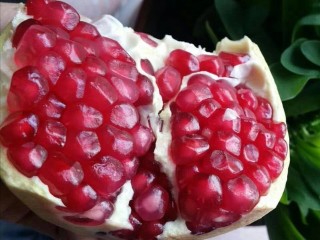 2、水果沙拉,石榴籽用清水洗一下。