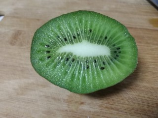 4、水果沙拉,切半个。