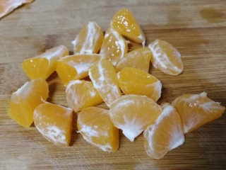 7、水果沙拉,橘子分瓣，对切。