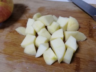 11、水果沙拉,半个去皮，切小块。苹果用淡盐水泡一下，防止氧化变色。