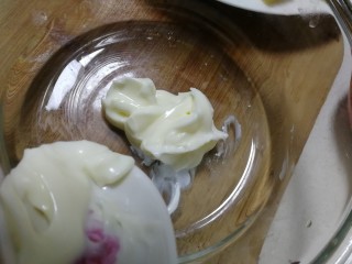 13、水果沙拉,挤一勺沙拉酱在碗里。