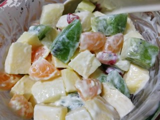 15、水果沙拉,拌匀即可。