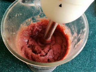 2、自制红豆沙馅,煮好的红豆放料理机搅打成泥。