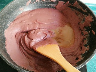 8、自制红豆沙馅,再一次倒入剩下的玉米油，继续不停的翻炒，让油和豆沙融合。