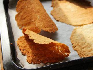 4、椰蓉薄脆饼,12.	取出烤好的椰蓉薄脆饼，趁热卷一下，就可以